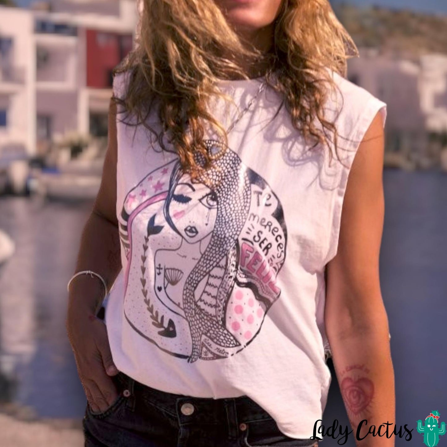 Camiseta Te Mereces Ser Feliz con mensaje foil de Aire Retro para brillo emocional