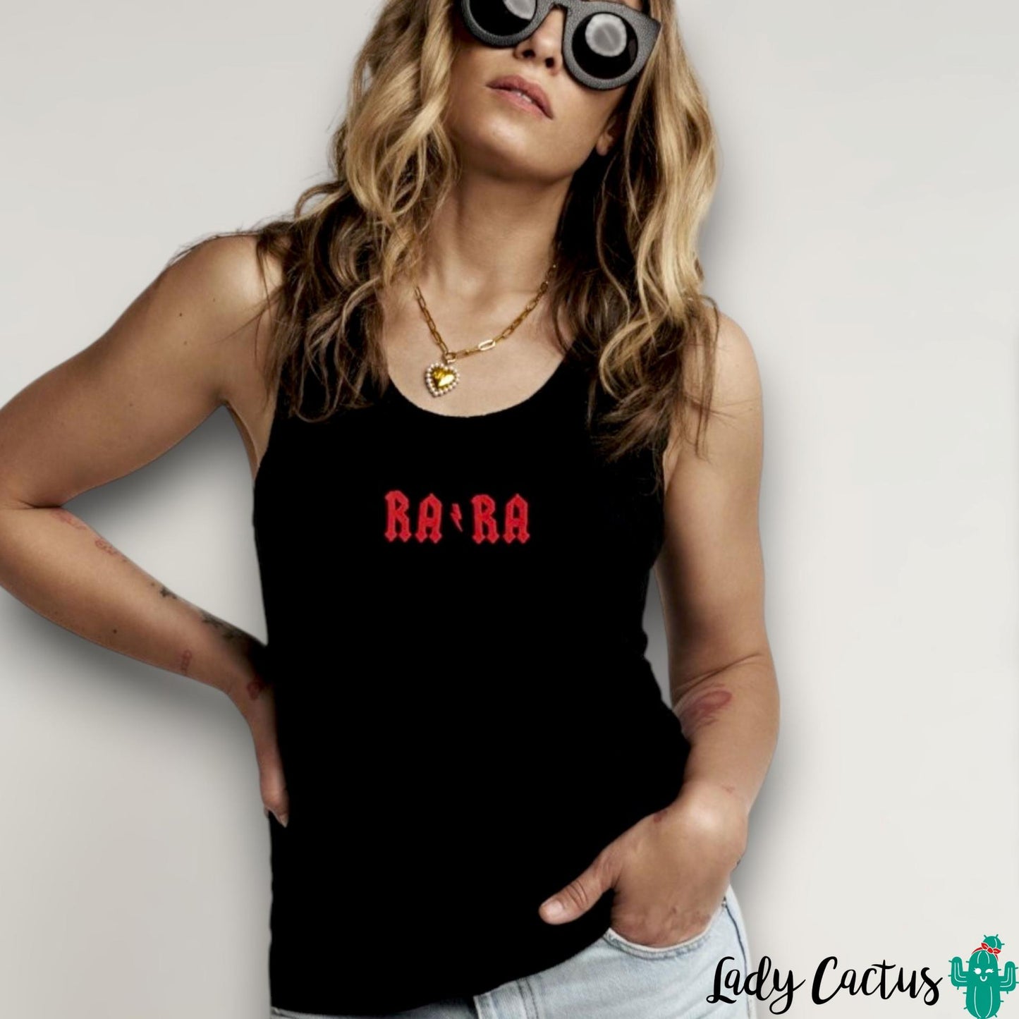 Camiseta Tirantes Rara Negra de Aire Retro en Lady Cactus con bordado "RARA" y identidad rebelde