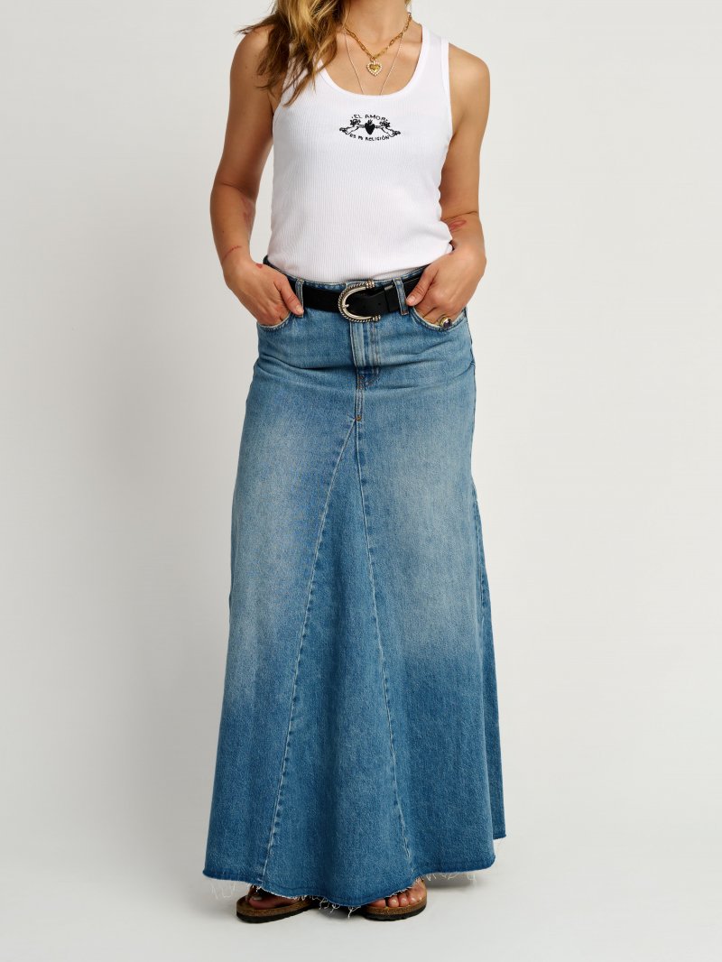 Camiseta tirantes Religión de Aire Retro puesta por modelo