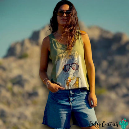 Camiseta de Tirantes Yo Soy Más de Tardeo Verde Oliva de Anabel Lee en Lady Cactus con mensaje humorístico y serigrafía brillante