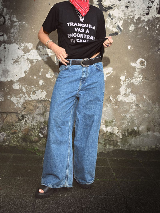 Camiseta negra Tranquila de Aire Retro con mensaje positivo en foil plata.