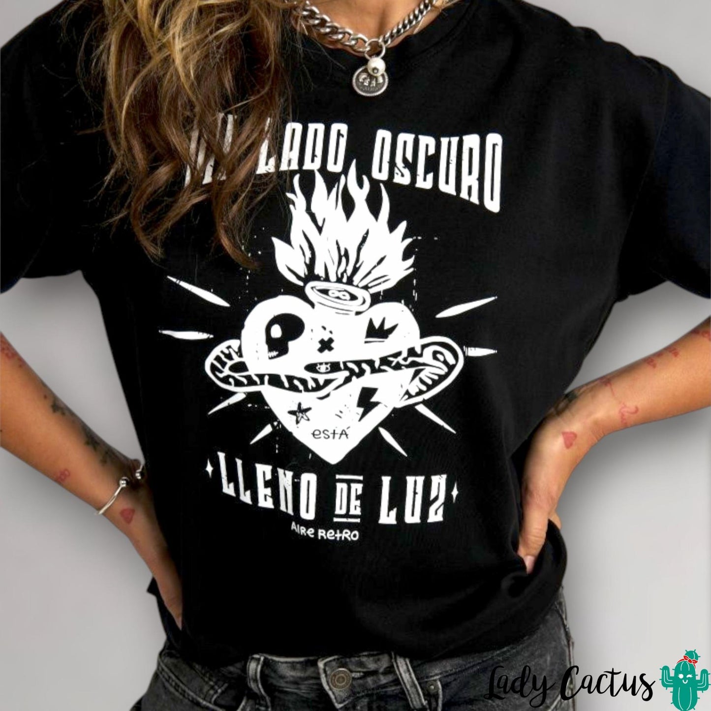 Camiseta Unisex Mi Lado Oscuro Negra de Aire Retro en Lady Cactus con print corazón dual