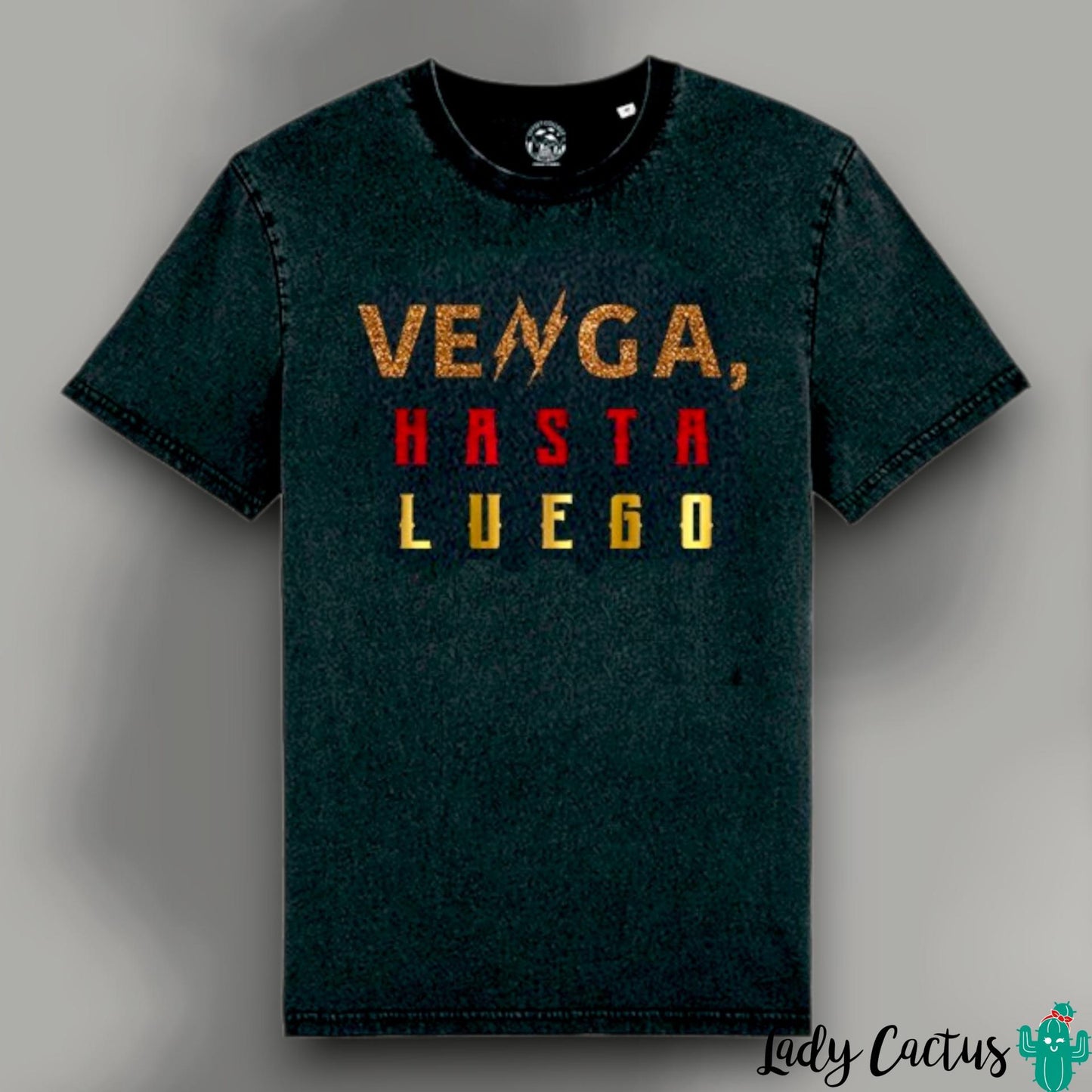 Camiseta Venga Hasta Luego con frase desgastada de Offset Collage para toque emocional rebelde