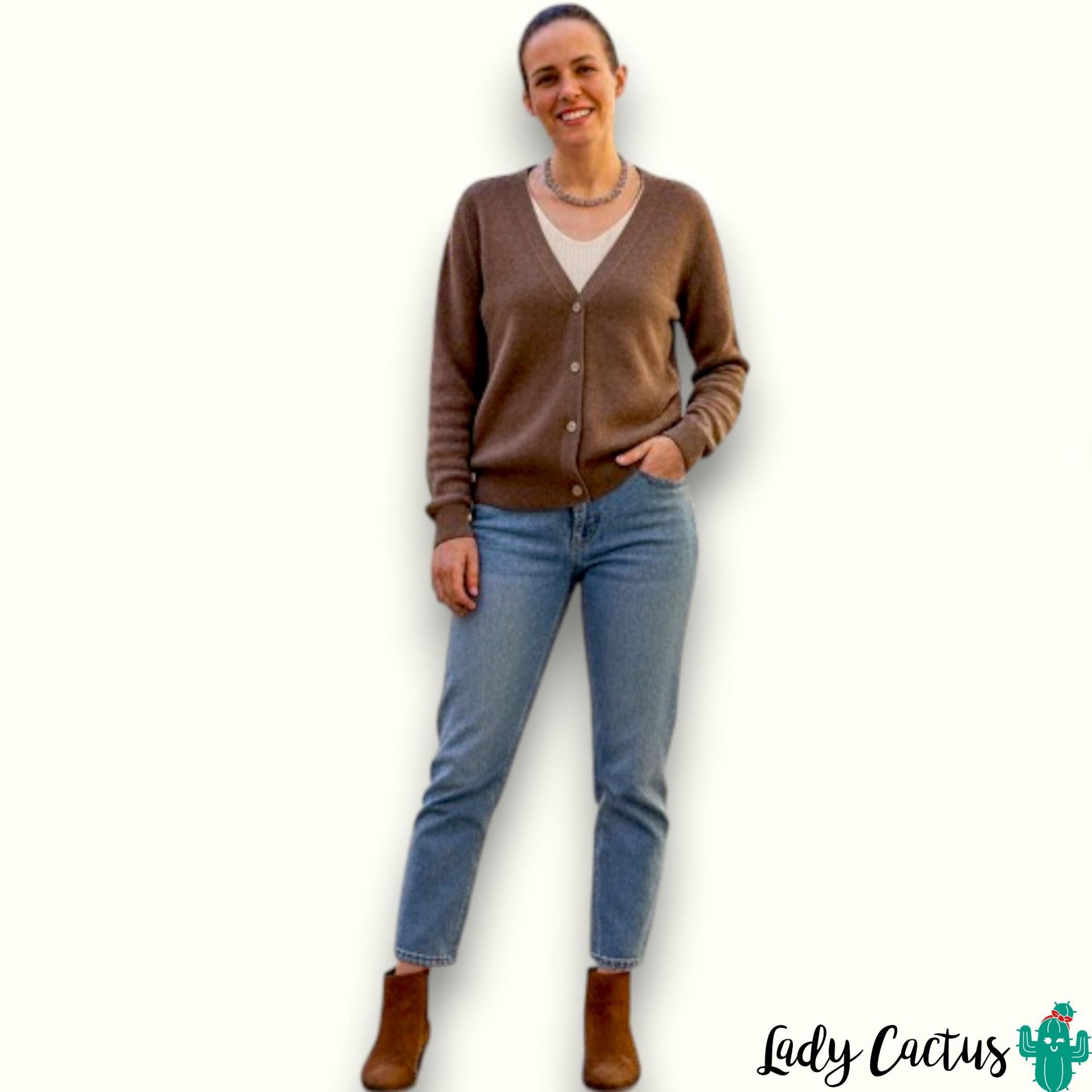 Cárdigan Tiffosi en look urbano europeo refinado