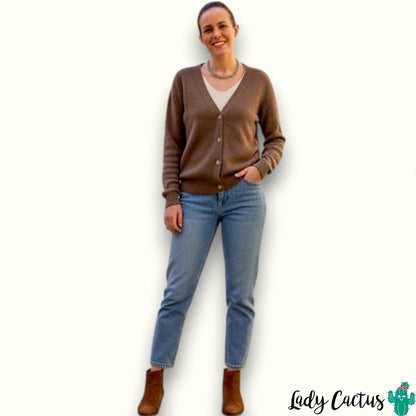 Cárdigan Tiffosi en look urbano europeo refinado