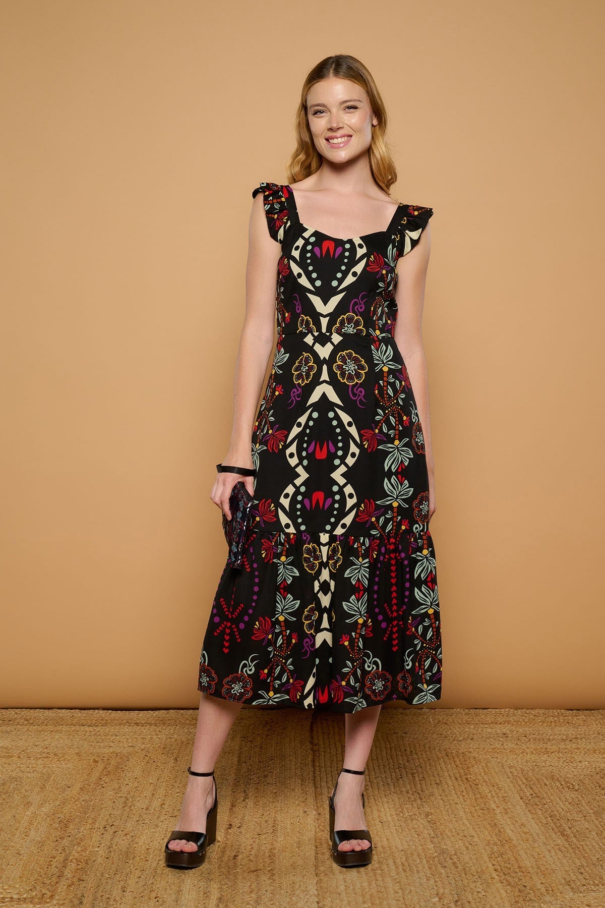 Vestido midi con estampado boho y volantes de Minueto