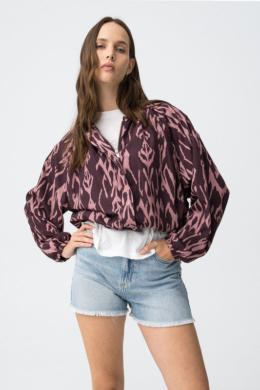 Chaqueta bomber modelo Lena de Tiffosi en color berenjena y rosa.