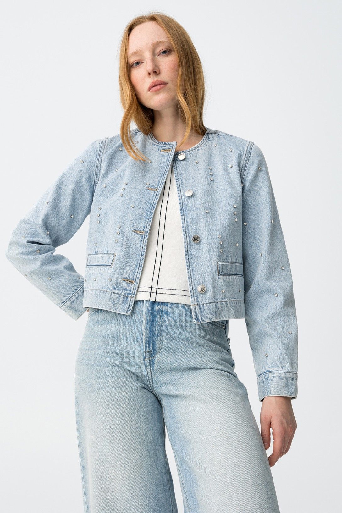 Chaqueta vaquera con aplicaciones de brillos modelo Chanel de Tiffosi.