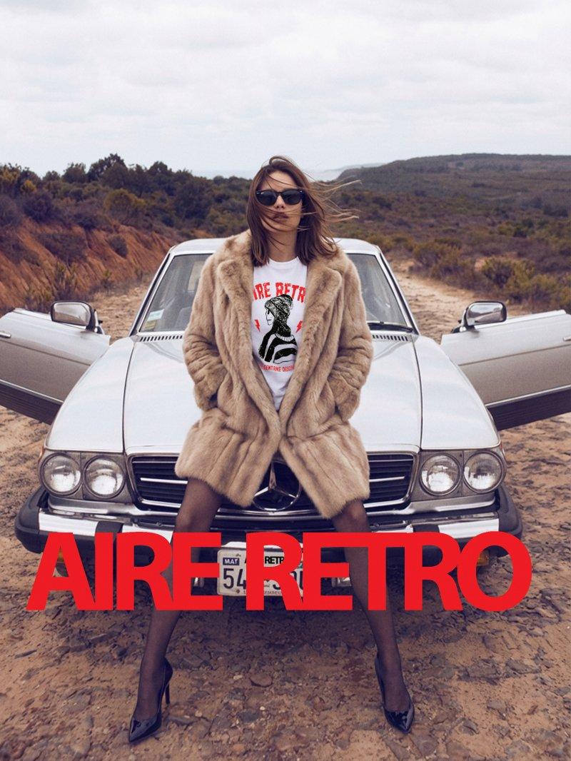 Camiseta de corte moderno más corta de cintura de Aire Retro