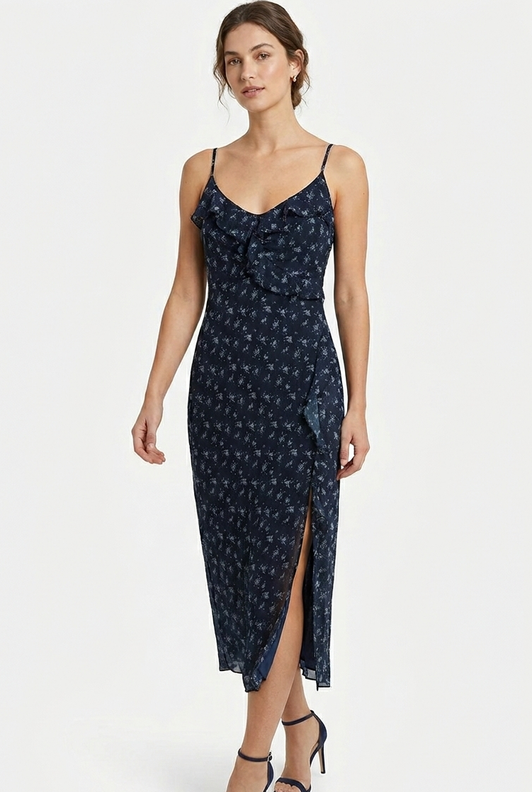 Detalle de la abertura lateral en vestido midi azul floral