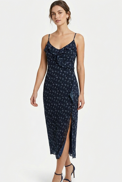 Detalle de la abertura lateral en vestido midi azul floral