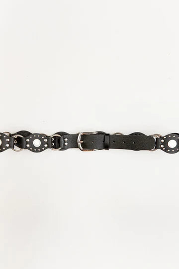 Detalle de las piezas unidas y apliques circulares en cinturón