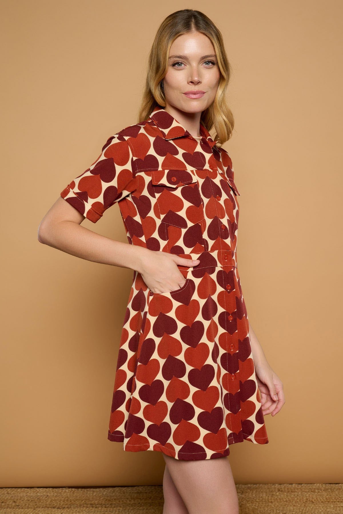 Vestido camisero de manga corta con tejido elástico