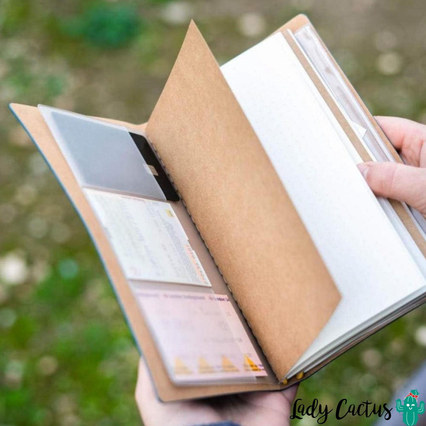 Detalle de las ranuras para tarjetas y bolsillo interior del cuaderno literario