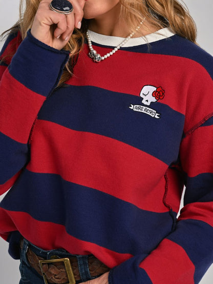 Detalle del bordado exclusivo calavera y flor en jersey de algodón