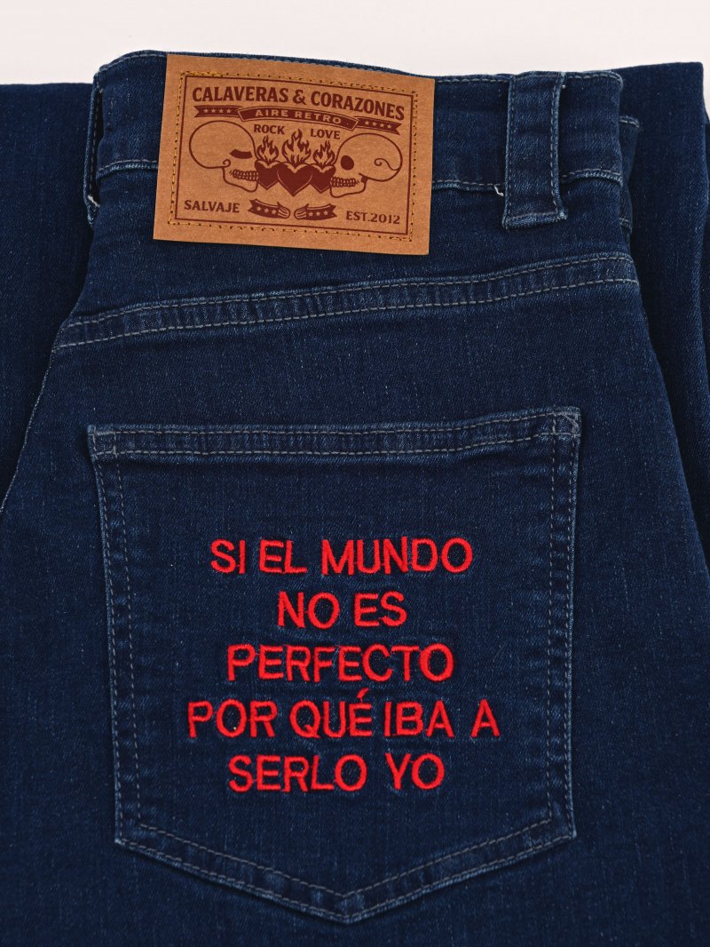 Bordado con frase característica de la marca en el bolsillo posterior del vaquero.