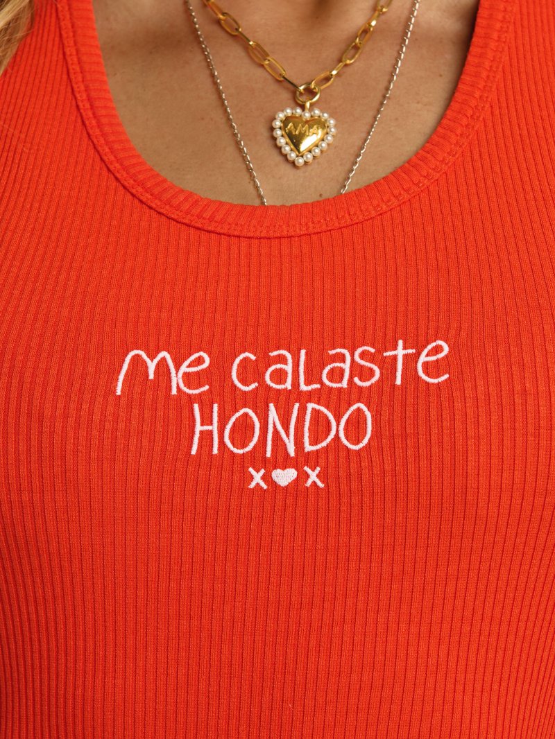 Detalle del bordado de alta calidad sobre el tejido de canalé de Aire Retro.
