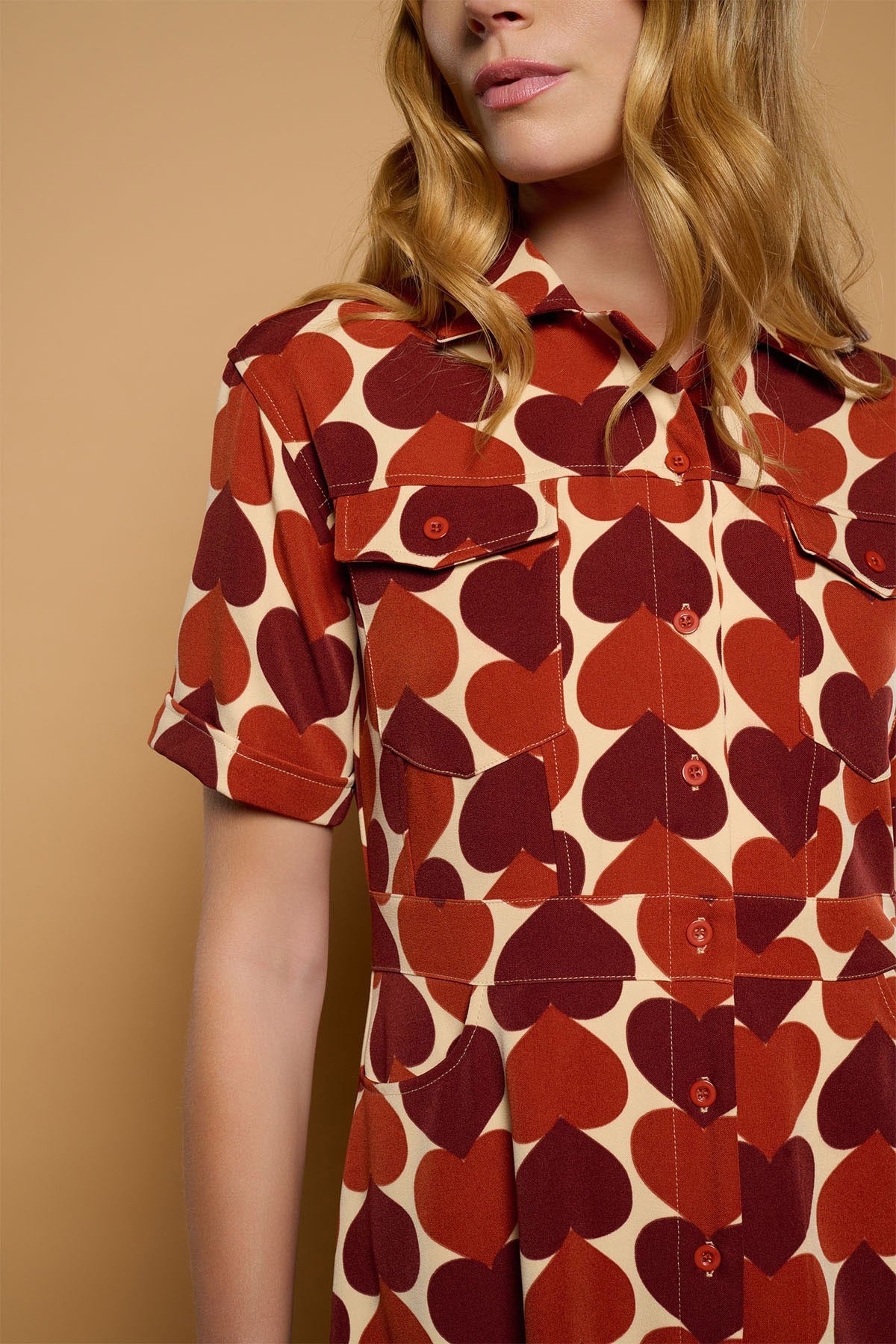 Detalle de los botones frontales color teja del vestido Dalt Vila