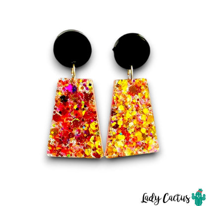 Detalle del acabado brillante naranja de los pendientes Itzá