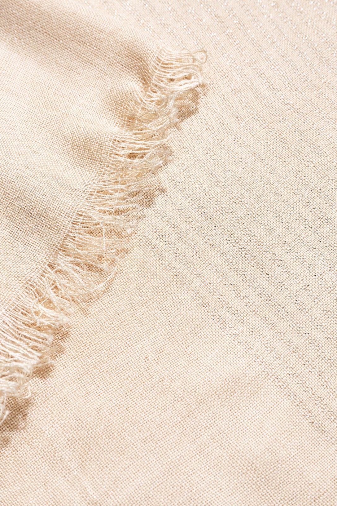 Detalle de la fibra metálica brillante en pañuelo beige