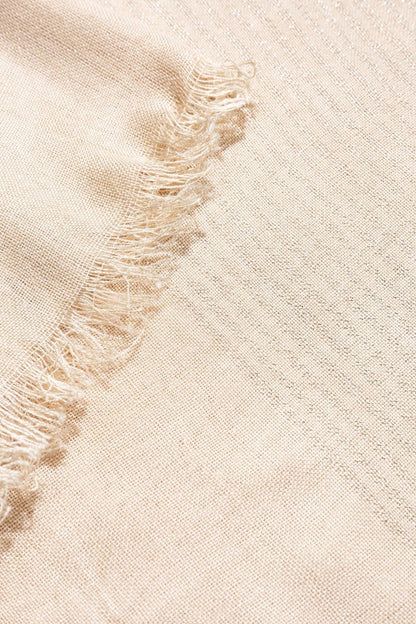 Detalle de la fibra metálica brillante en pañuelo beige