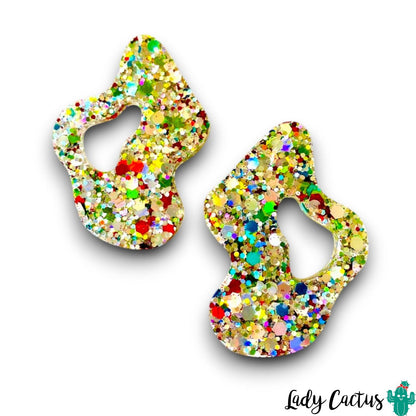 Detalle de los destellos brillantes en pendientes ondulados de resina