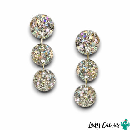 Detalle del acabado brillante plateado de los pendientes Bilibilia