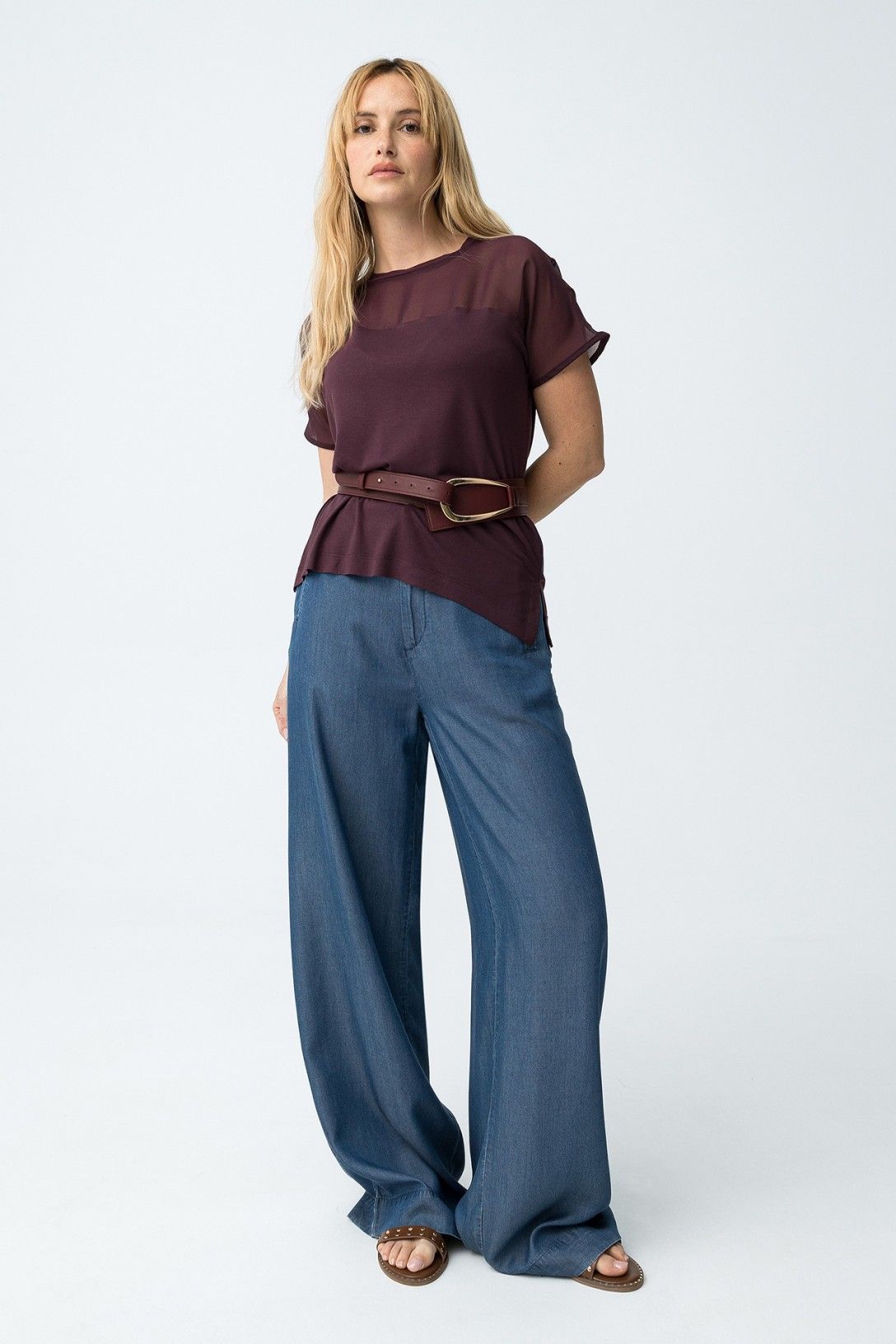 Camiseta Sky con transparencias ideal para looks de verano.