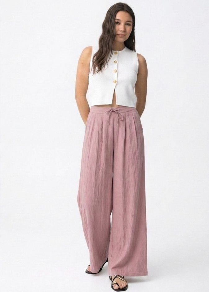 Detalle del acabado de la lazada y el ajuste del pantalón sastre.