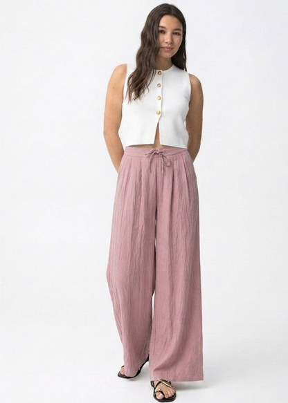 Detalle del acabado de la lazada y el ajuste del pantalón sastre.
