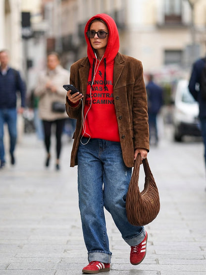 Sudadera roja con capucha ajustable y diseño moderno