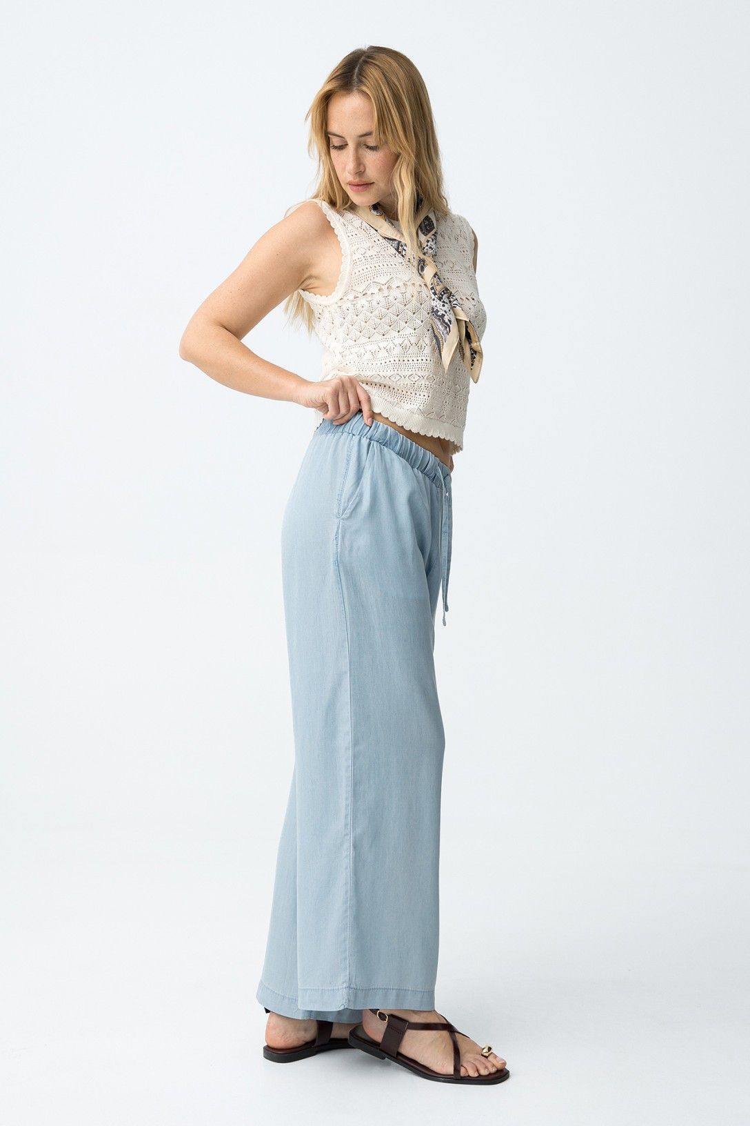Detalle de la cintura elástica con cordón ajustable del pantalón Roselín.