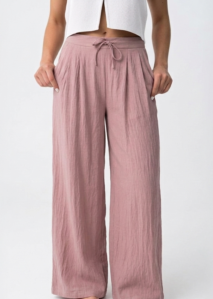 Detalle de la lazada frontal y la cintura elástica del pantalón Augusta.