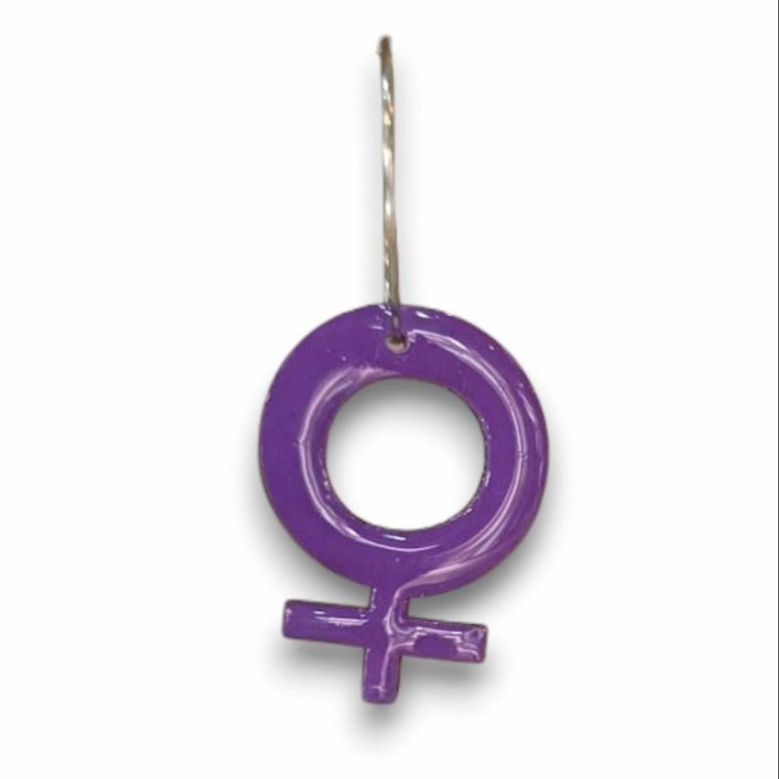 Detalle del diseño del símbolo de Venus en pendientes lilas