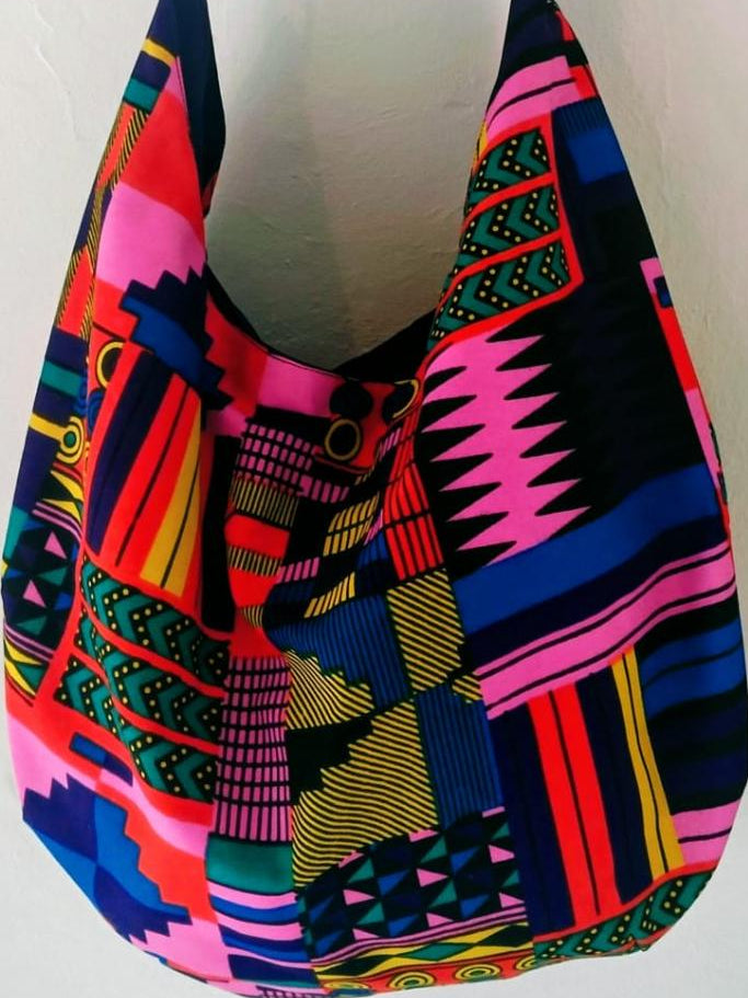 Detalle de la combinación de colores del bolso artesanal