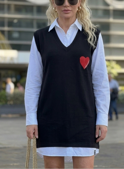 Detalle del corazón rojo estampado en el pecho del vestido Amore.