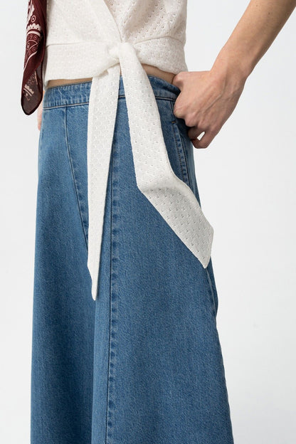 Detalle de las costuras marcadas en falda azul medio
