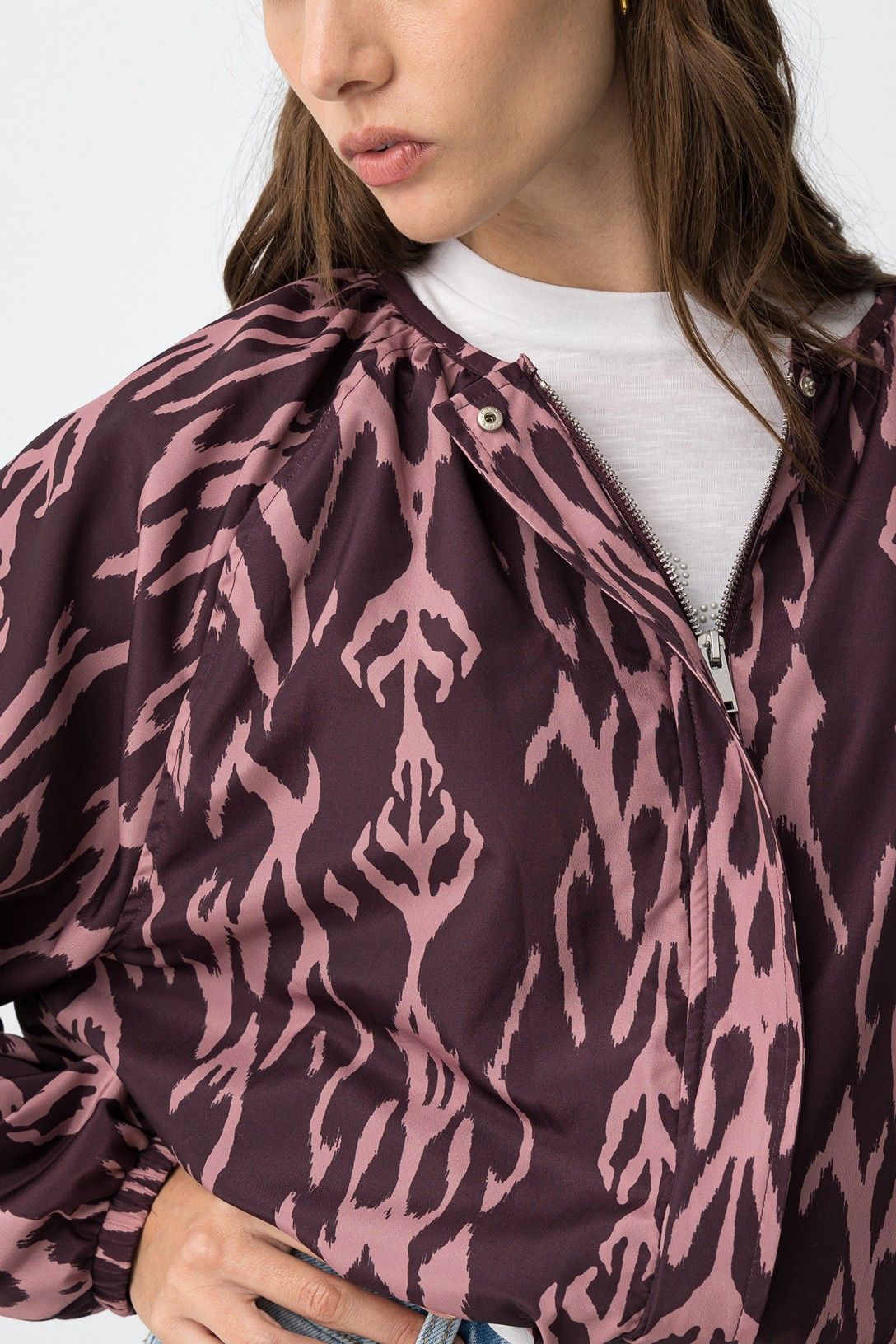 Detalle del cierre con cremallera y botones clic de la chaqueta Lena.