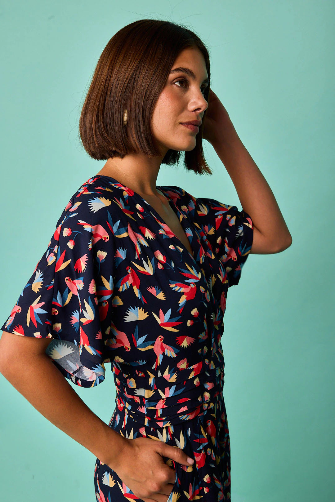 Detalle del tejido de viscosa suave y estampado original de pájaros.