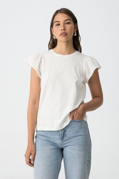Camiseta blanca romántica con mangas caladas en Sevilla