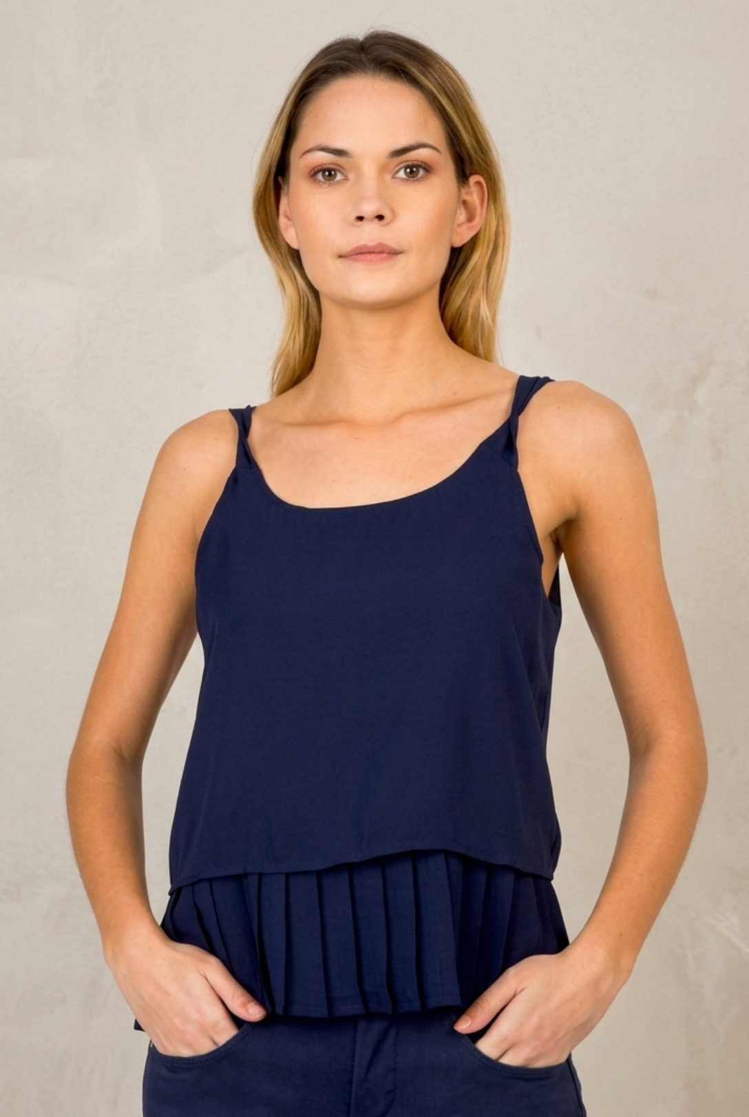 Detalle del acabado del escote y los tirantes de la blusa de mujer.