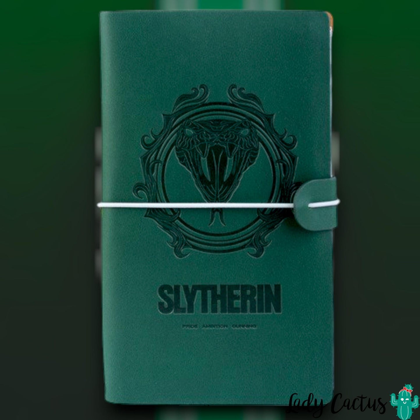 Detalle del grabado del escudo de Slytherin en cuaderno de poliuretano