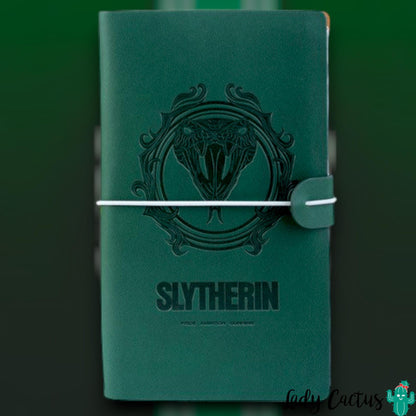 Detalle del grabado del escudo de Slytherin en cuaderno de poliuretano