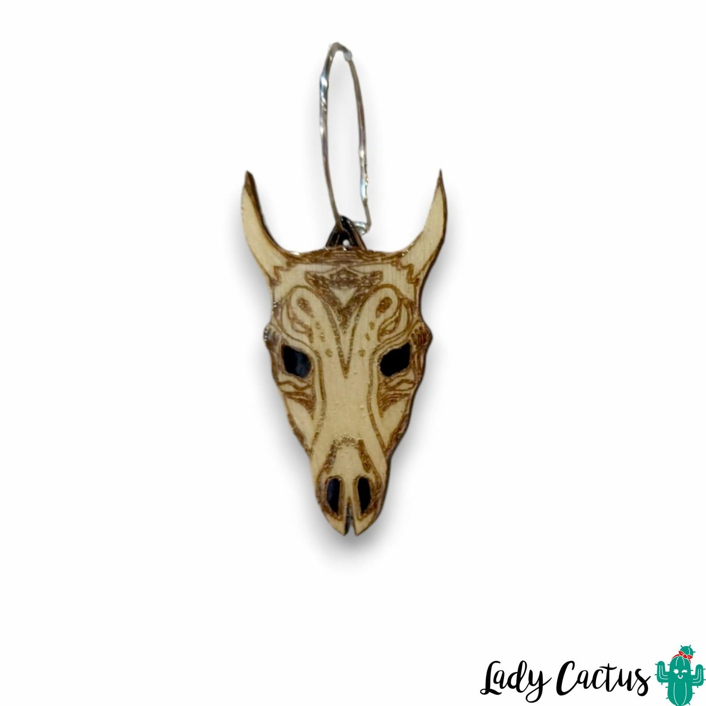 Detalle del acabado esmaltado en pendientes de madera artesanales