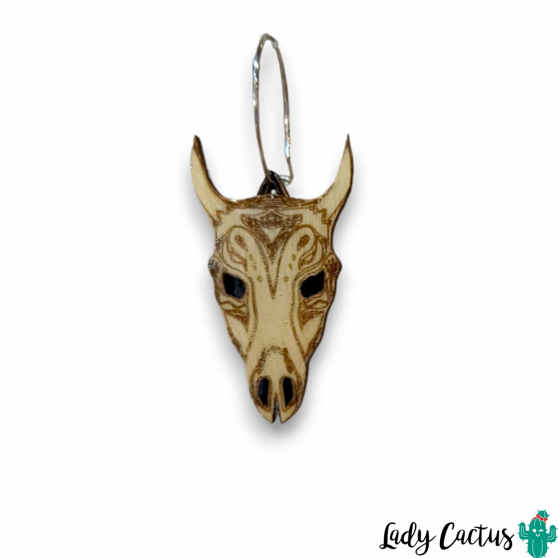 Detalle del acabado esmaltado en pendientes de madera artesanales