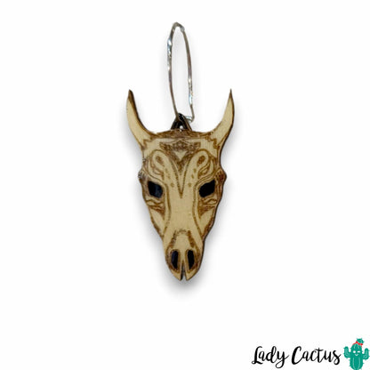 Detalle del acabado esmaltado en pendientes de madera artesanales