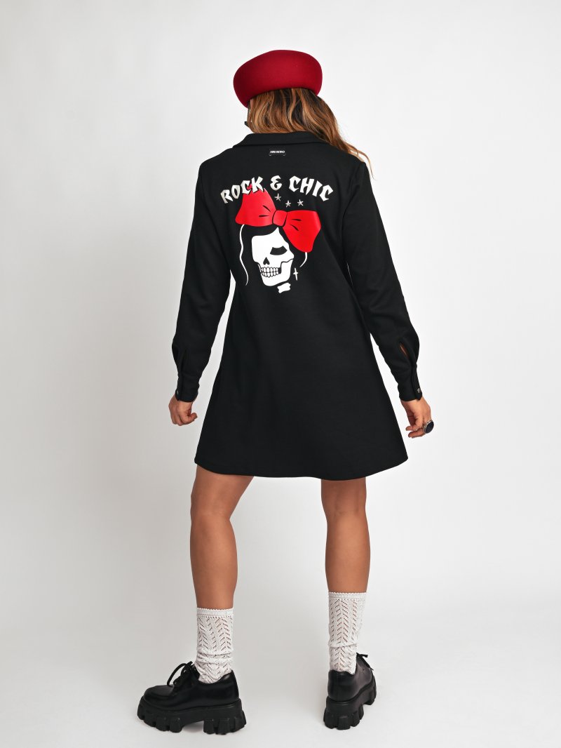 Detalle del estampado en relieve plateado en la espalda del vestido