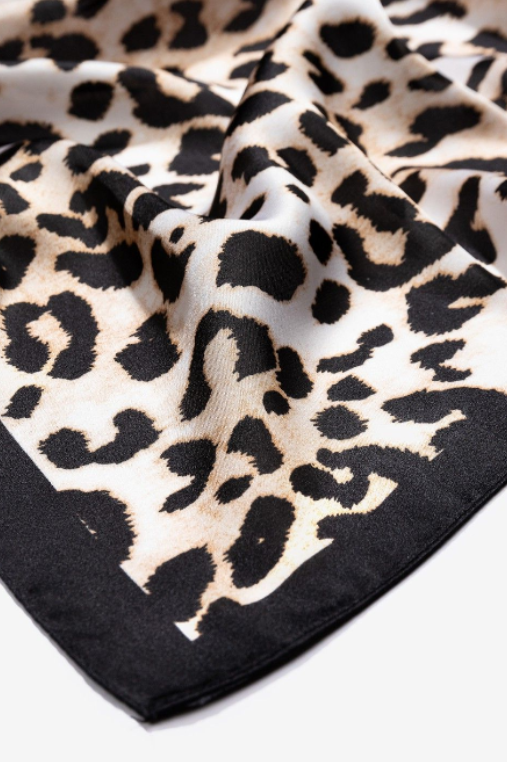 Estilo sofisticado con pañuelo de leopardo y borde negro