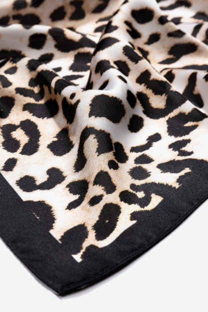 Estilo sofisticado con pañuelo de leopardo y borde negro