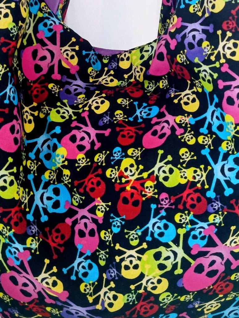 Detalle de la tela con calaveras del bolso bandolera